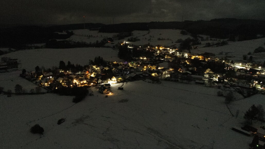 Weidenhausen bei Nacht im Schnee aus der Luft