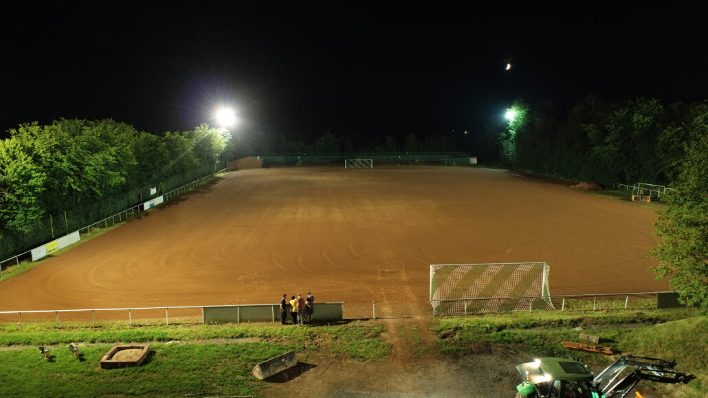 Sportplatz Weidenhausen bei Flutlicht