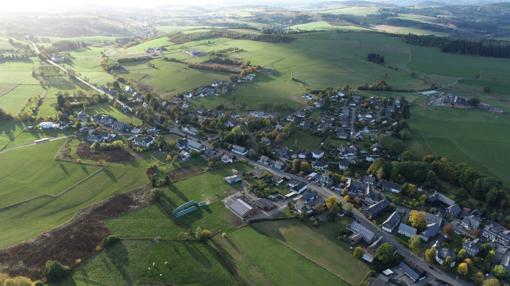 Luftbild von Weidenhausen im Sommer mit Wiesen und Wäldern ringsum