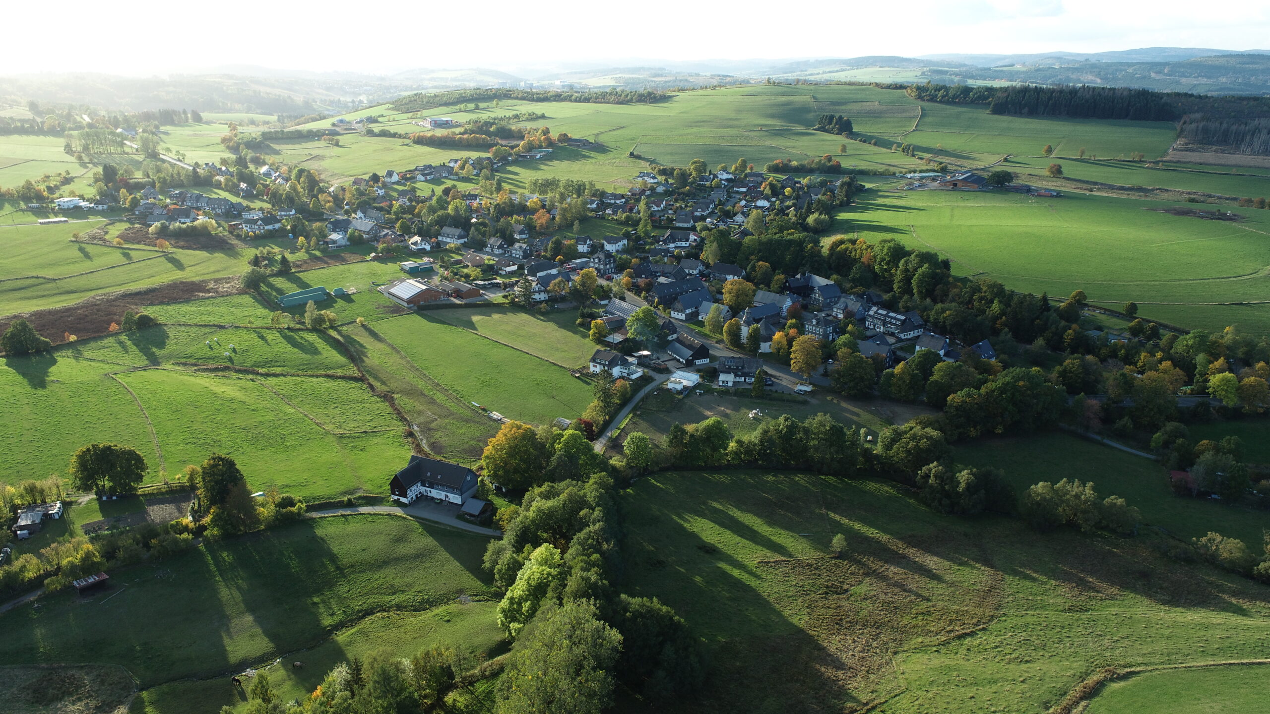Weidenhausen aus der Luft im Abendlicht