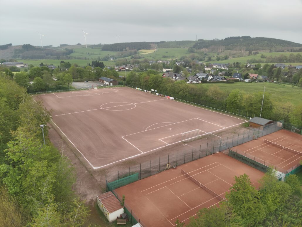 Sportplatz „In der Schlenke“ mit Tennisplätzen aus der Luft