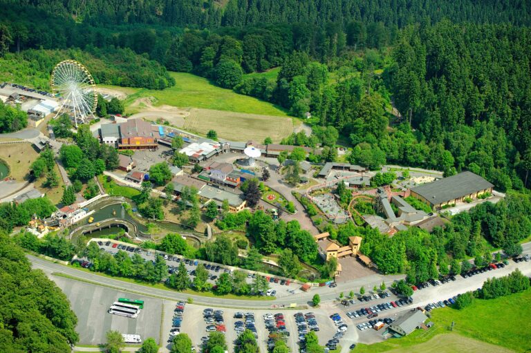 Luftbild des Freizeitparks Fort Fun Abenteuerland mit Riesenrad zwischen Wäldern