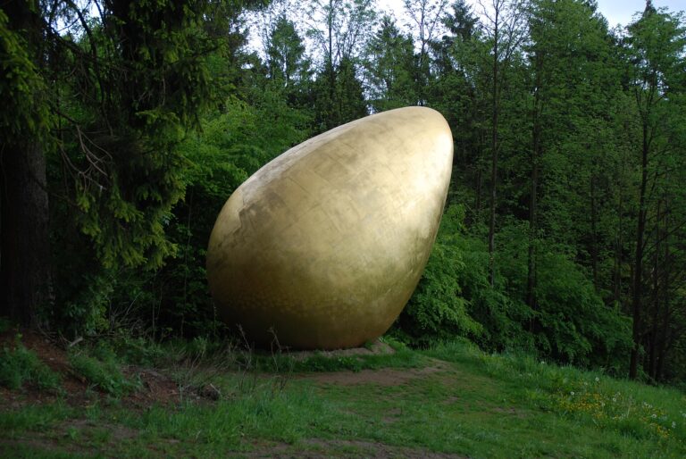 Die goldene Ei-Skulptur „Was war zuerst?“ von Magdalena Jetelová am Waldskulpturenweg