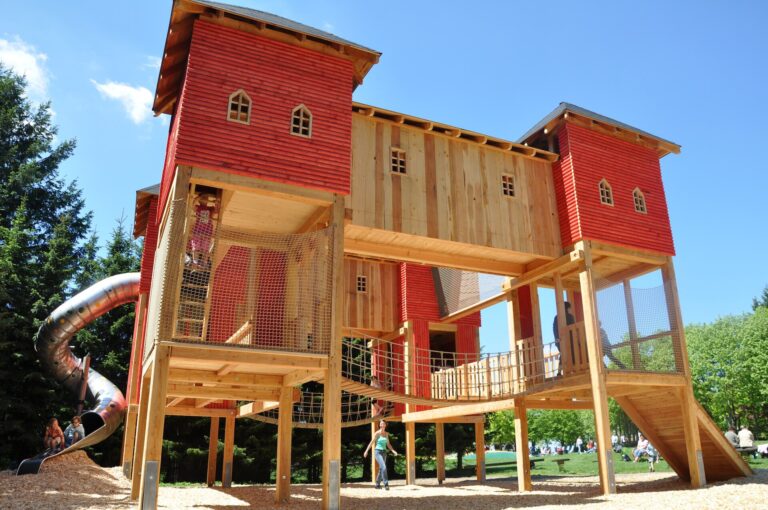 Spielhaus aus Holz mit roten Türmen und Rutsche im Panorama-Park Sauerland