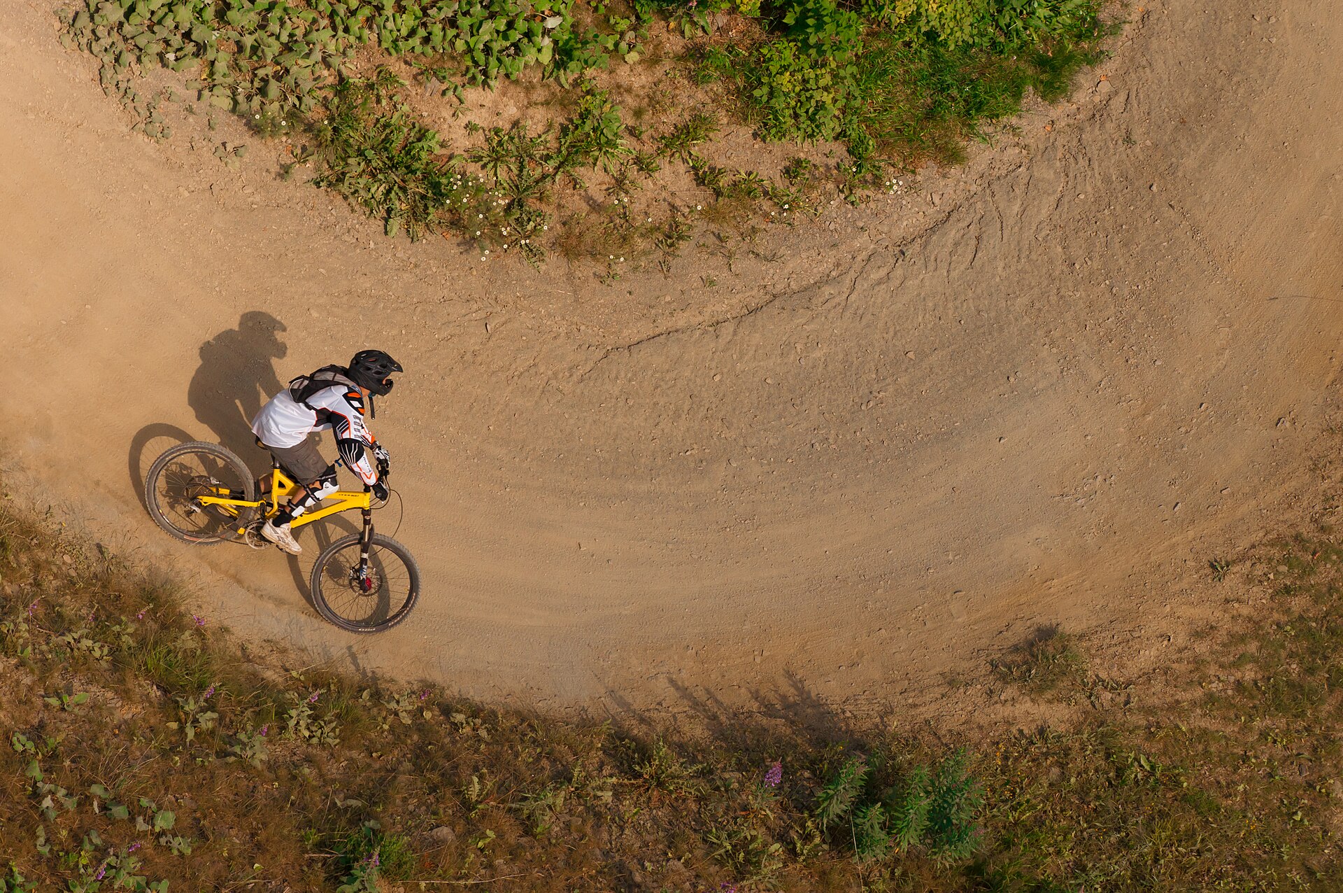 Mountainbiker in einer Steilkurve im Bikepark Winterberg