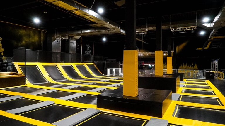 Trampolinhalle mit vielen Sprungfeldern
