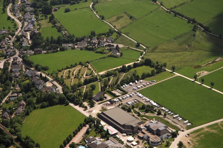 Luftbild von Willingen mit dem Lagunen-Erlebnisbad
