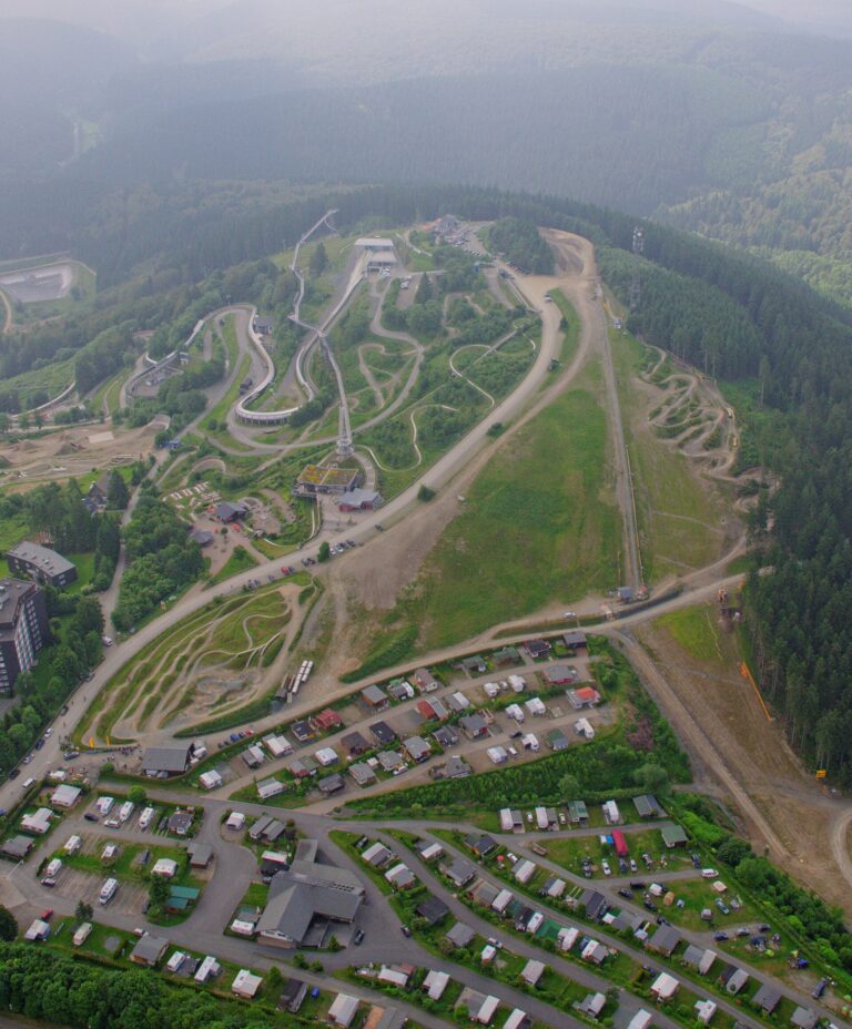 Luftbild vom Berg Kappe in Winterberg mit Bikepark und Bobbahn