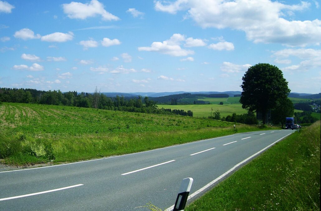 Grüne Hügellandschaft der Wittgensteiner Kammer bei Balde mit Feldern und Bäumen