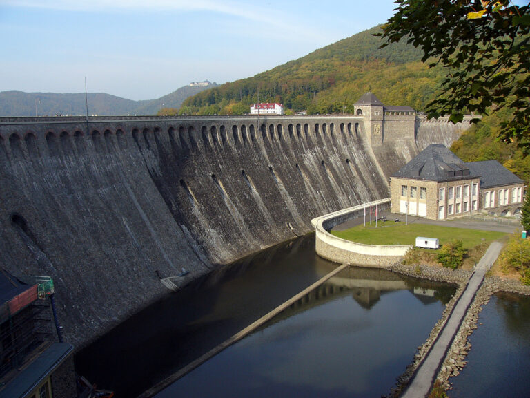 Staumauer der Edertalsperre