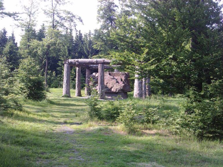 Skulptur „Stein – Zeit – Mensch“ am Waldskulpturenweg
