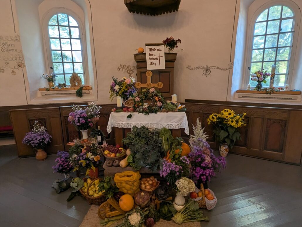 Erntedankaltar in der Kirche Weidenhausen mit Gemüse, Obst, Blumen und dem Spruch „Weise mir, Herr, deinen Weg“