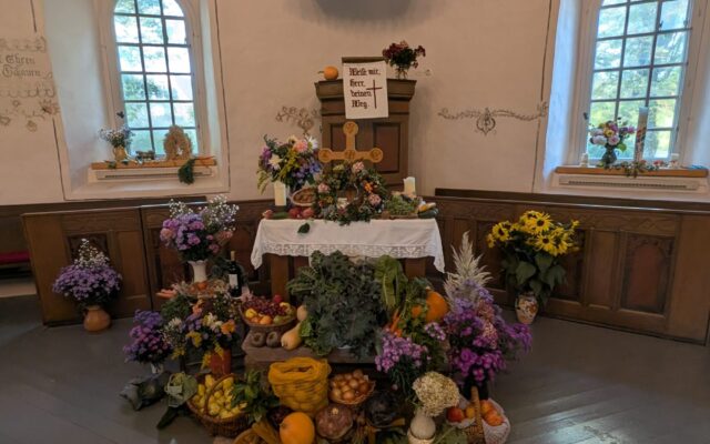 Erntedankaltar in der Kirche Weidenhausen mit Gemüse, Obst, Blumen und dem Spruch „Weise mir, Herr, deinen Weg“