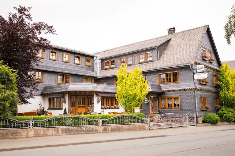 Landgasthaus Steffes Hof in Weidenhausen mit Schieferfassade und Terrasse